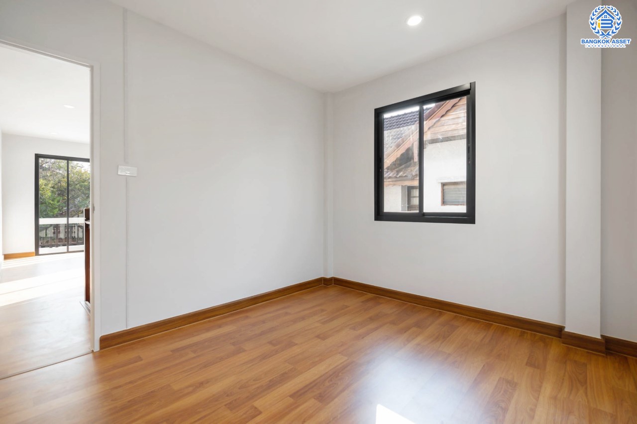 บ้านมือสองตกแต่งใหม่ ทำเลใจกลางเมือง ม.บ้านประชาชื่น ประชาชื่น-สามัคคี เนื้อที่ 63 ตร.ว. ฟังก์ชันจัดเต็ม 5 ห้องนอน 2 ห้องน้ำ 2 ที่จอดรถ บนทำเลเดินทางสะดวก เชื่อมต่อหลายเส้นทาง ใกล้เดอะมอลล์งามวงศ์วาน เซ็นทรัลแจ้งวัฒนะ ทางด่วน และรถไฟฟ้า (สายสีชมพู)